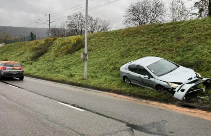 Juró. Pierde el control de su vehículo y acaba en el terraplén