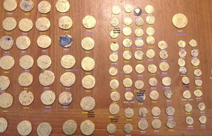 Recuperación de 37 monedas de oro robadas de los restos de la flota española de 1715 por valor de más de un millón de dólares