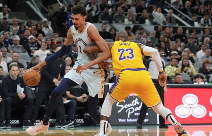 ¿Cómo se las arreglaron los novatos en el enfrentamiento Spurs vs. Lakers?