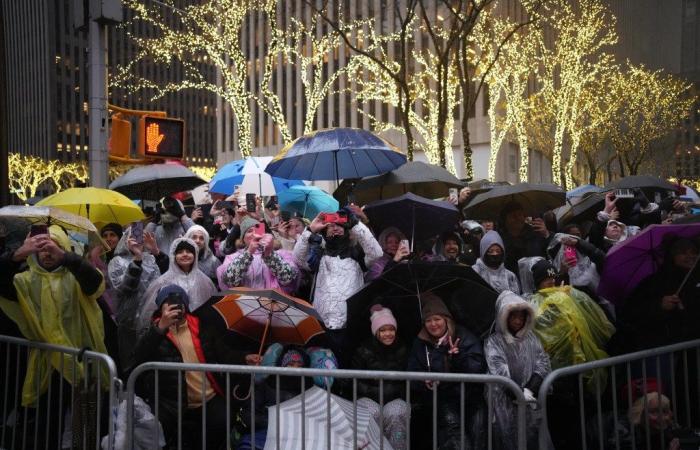 La lluvia no logra amortiguar el 98º Desfile de Acción de Gracias de Macy’s 2024 en Nueva York mientras los juerguistas vestidos con ponchos llenan las calles: fotos