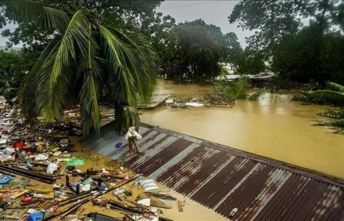 Devastadoras inundaciones matan a 12 personas y desplazan a cientos de miles más