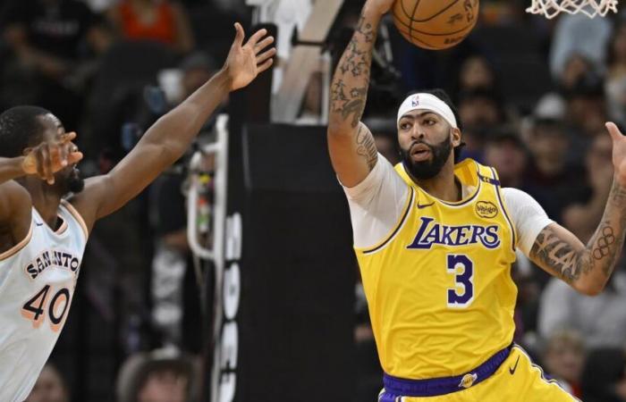 Los cambios en la alineación de los Lakers dan sus frutos con una convincente victoria sobre los Spurs