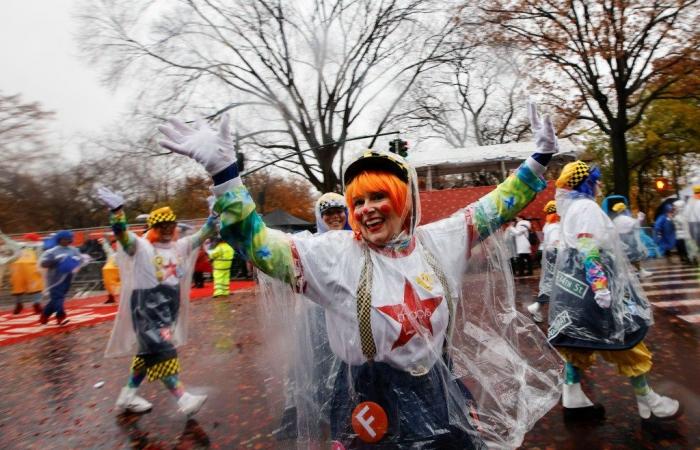 La lluvia no logra amortiguar el 98º Desfile de Acción de Gracias de Macy’s 2024 en Nueva York mientras los juerguistas vestidos con ponchos llenan las calles: fotos