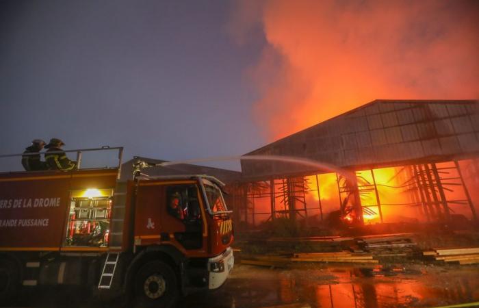 Dos edificios industriales destruidos por un incendio en Drôme