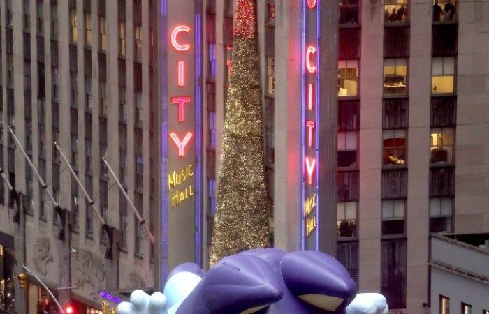 La lluvia no logra amortiguar el 98º Desfile de Acción de Gracias de Macy’s 2024 en Nueva York mientras los juerguistas vestidos con ponchos llenan las calles: fotos