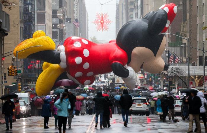 La lluvia no logra amortiguar el 98º Desfile de Acción de Gracias de Macy’s 2024 en Nueva York mientras los juerguistas vestidos con ponchos llenan las calles: fotos