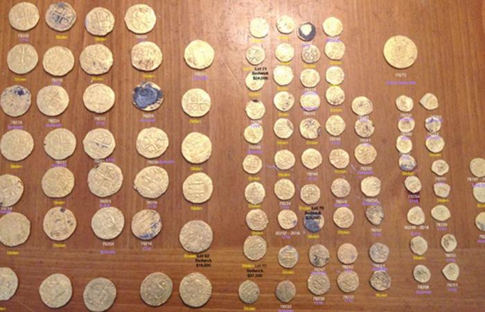 Antiguas monedas de oro robadas de un tesoro estimado en más de un millón de dólares son encontradas poco a poco con la ayuda del FBI