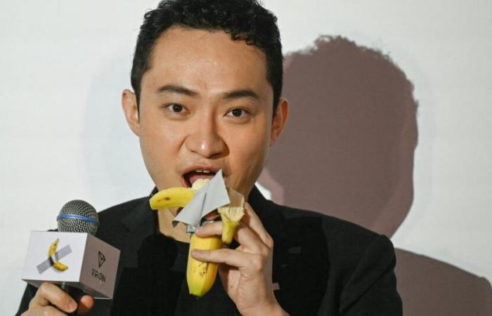 ¿Es este el bocado más caro de la historia? Justin Sun se comió el plátano que compró por 6 millones de euros