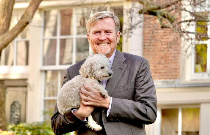 La familia real holandesa posa con su perro en el beaterio de Ámsterdam para la tradicional sesión de fotos de fin de año