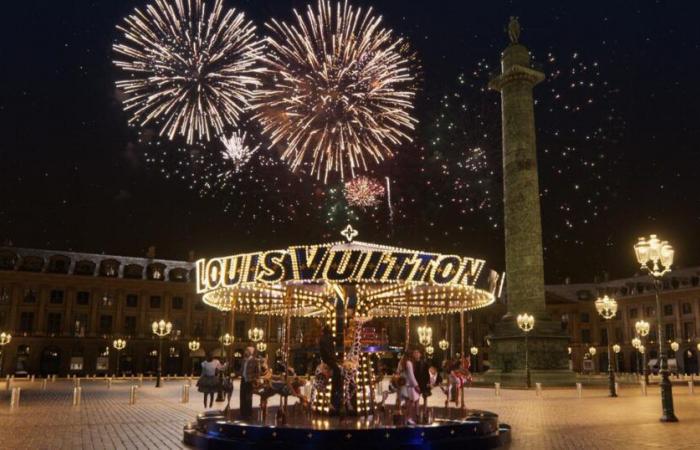 Un sorprendente carrusel para grandes y pequeños se instala en la Place Vendôme en Navidad