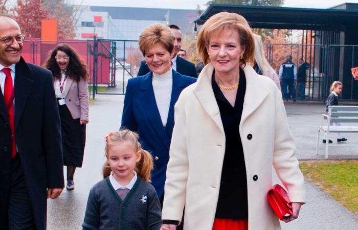 Margareta y Elena de Rumania visitan la escuela Cambridge en Bucarest