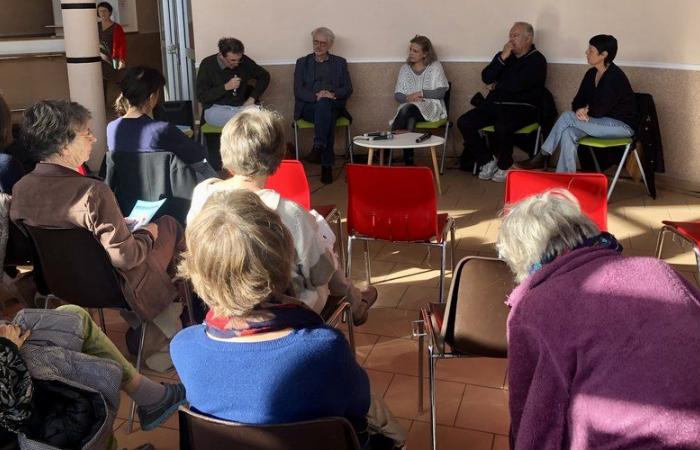 Florines. Había una multitud alrededor del libro.