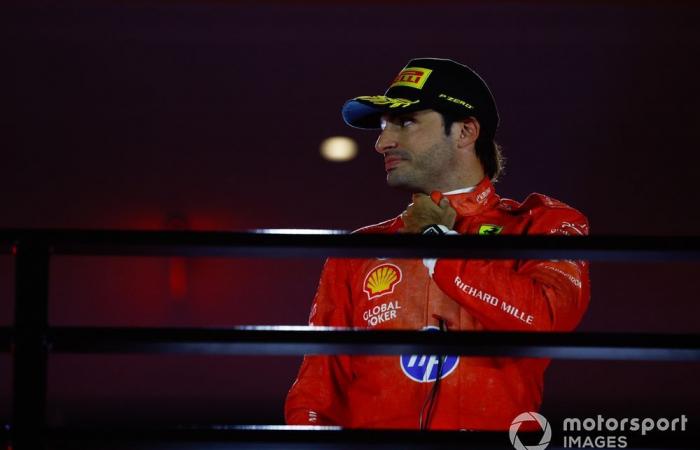 ¿Se equivocó Sainz al ignorar las órdenes de Ferrari en el GP de Las Vegas? Nuestros escritores tienen su opinión