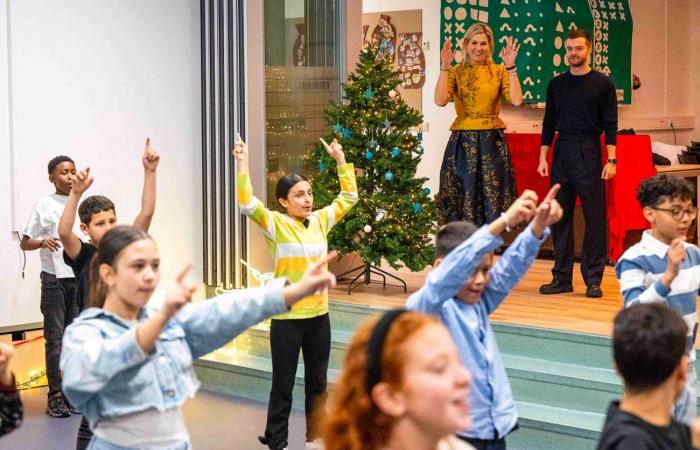 La Reina Máxima asiste a los ensayos finales en un colegio de primaria antes de participar en la gran gala musical navideña