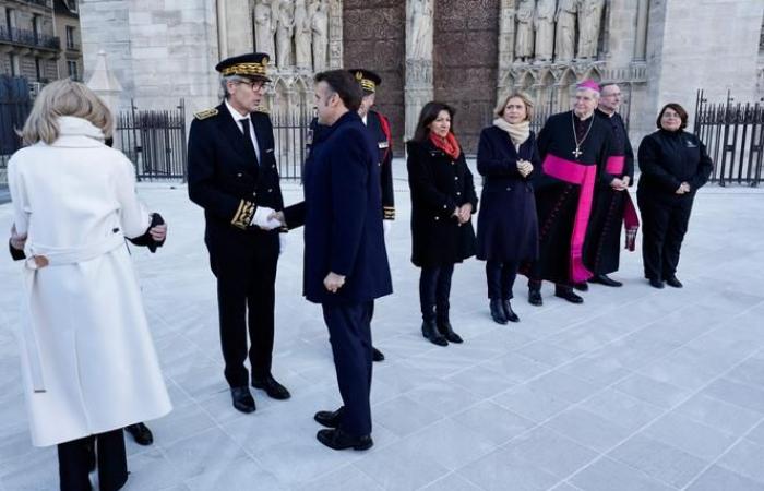 Emmanuel Macron realiza su última visita a la catedral, antes de su reapertura