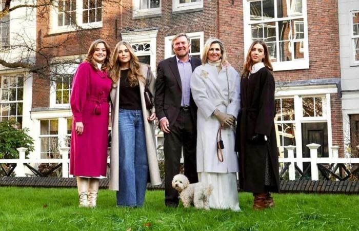 La familia real holandesa posa con su perro en el beaterio de Ámsterdam para la tradicional sesión de fotos de fin de año