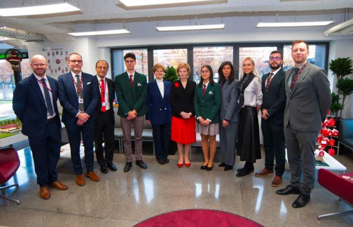 Margareta y Elena de Rumania visitan la escuela Cambridge en Bucarest