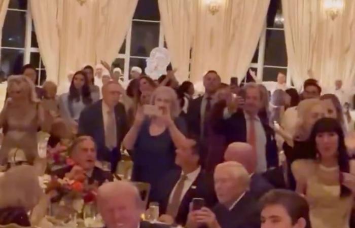 Barron ‘avergonzado’ mira mientras Trump y el ‘primer amigo’ Elon Musk bailan en la YMCA en el Día de Acción de Gracias de Mar-a-Lago