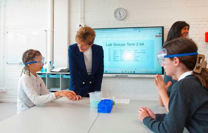 Margareta y Elena de Rumania visitan la escuela Cambridge en Bucarest