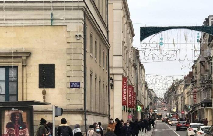 Borracha, se rebela y amenaza con matar a los agentes de policía, rue du Général-de-Gaulle en Laval