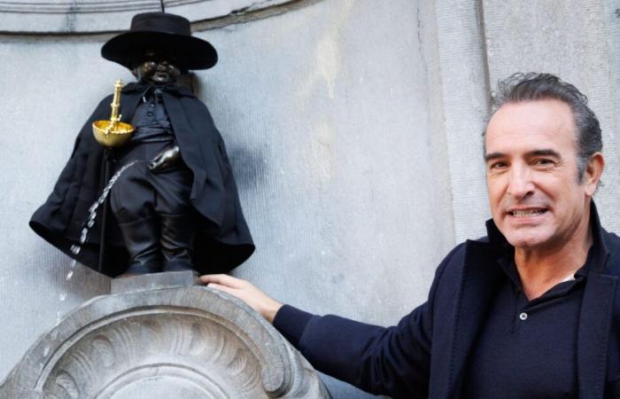 el famoso Manneken Pis disfrazado de Zorro