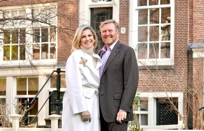 La familia real holandesa posa con su perro en el beaterio de Ámsterdam para la tradicional sesión de fotos de fin de año