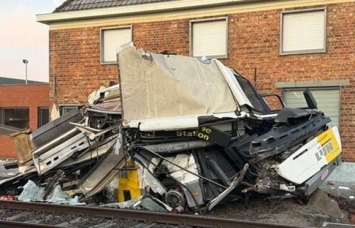 El tren embiste al Lijnbus parado en el paso a nivel, Infrabel responde: “El accidente se podría haber evitado”