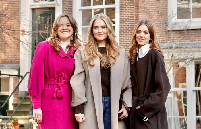 La familia real holandesa posa con su perro en el beaterio de Ámsterdam para la tradicional sesión de fotos de fin de año