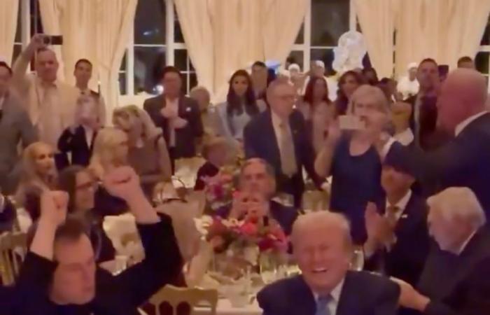 Barron ‘avergonzado’ mira mientras Trump y el ‘primer amigo’ Elon Musk bailan en la YMCA en el Día de Acción de Gracias de Mar-a-Lago