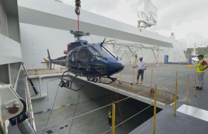 El barco Canopée regresa a Kourou con elementos del lanzador y un helicóptero a bordo.