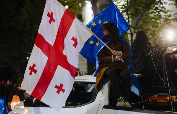 “Saben que su régimen autoritario es incompatible con la pertenencia a la UE”: en Georgia, miles de manifestantes pro-Unión Europea salen a las calles