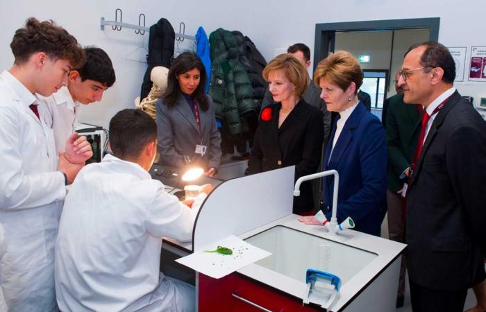 Margareta y Elena de Rumania visitan la escuela Cambridge en Bucarest