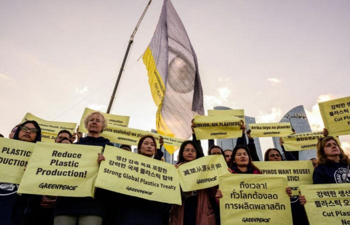 Tratado sobre el plástico: activistas de Greenpeace abordan un barco petroquímico