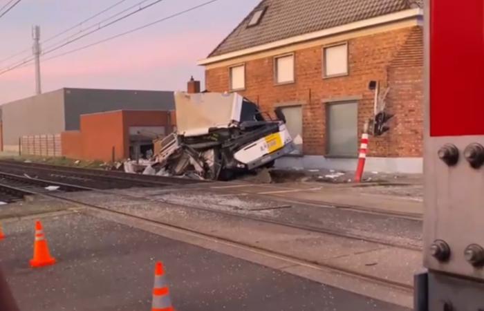 Desastre evitado por poco por el conductor: un autobús averiado en un paso a nivel atropellado por un tren (Foto)