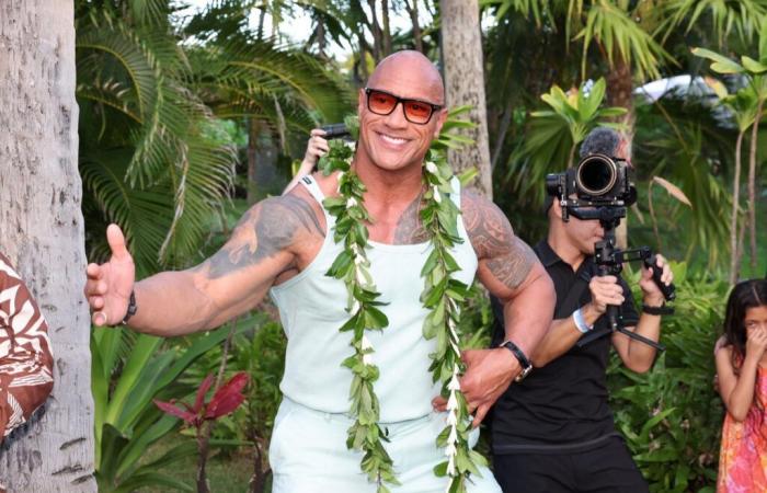 Dwayne Johnson y su madre bailan en el estreno de ‘Moana 2’