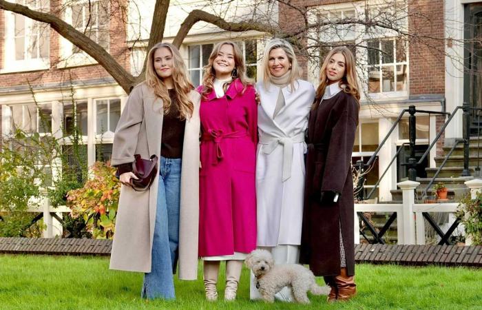 La familia real holandesa posa con su perro en el beaterio de Ámsterdam para la tradicional sesión de fotos de fin de año