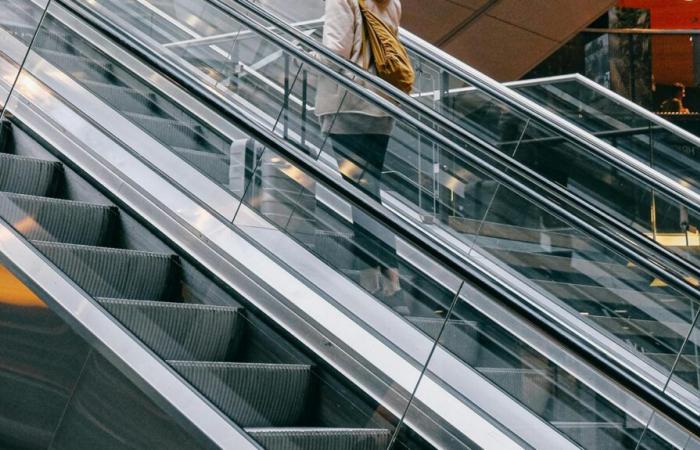 Un niño de 11 años cae desde lo alto de una escalera mecánica en París