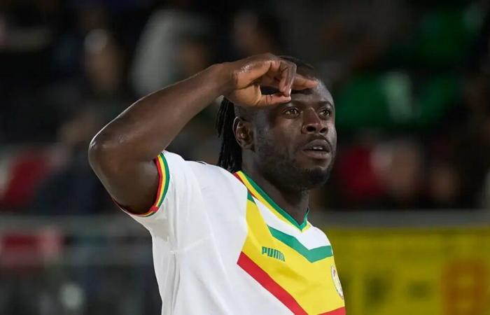 El senegalés Diatta mira con determinación la gloria en el Mundial de fútbol playa