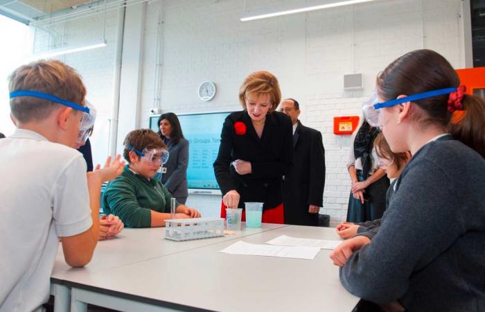 Margareta y Elena de Rumania visitan la escuela Cambridge en Bucarest