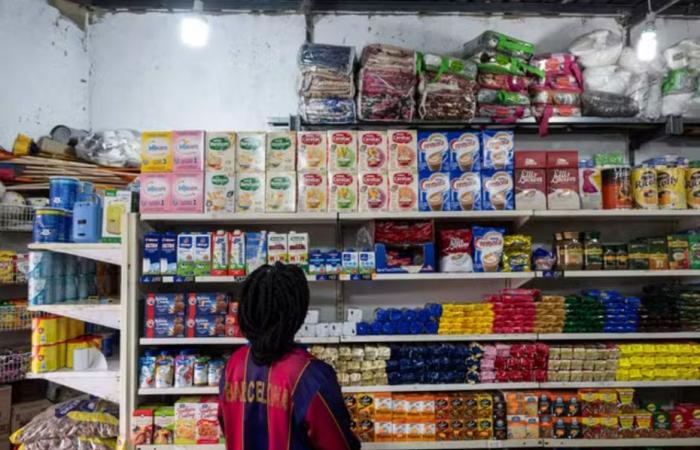 En Sudáfrica, los comerciantes extranjeros son atacados después de que al menos 24 niños murieran por intoxicación alimentaria