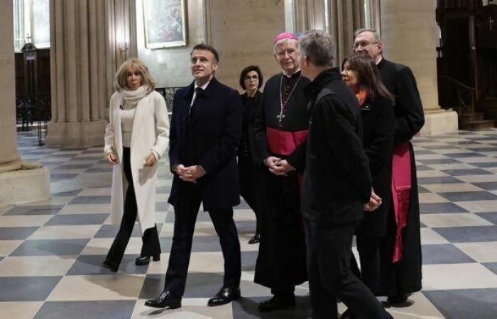 Con bata blanca, bufanda grande y guantes, Brigitte Macron hace una aparición notable en Notre-Dame de París: Femme Actuelle Le MAG