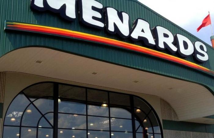 Los primeros compradores acuden en masa a Menards en busca de ofertas del Black Friday