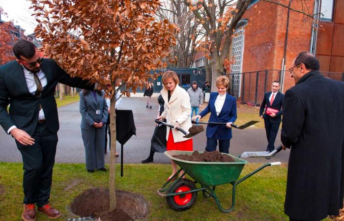 Margareta y Elena de Rumania visitan la escuela Cambridge en Bucarest