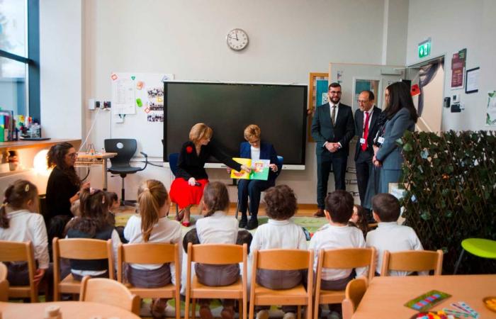 Margareta y Elena de Rumania visitan la escuela Cambridge en Bucarest