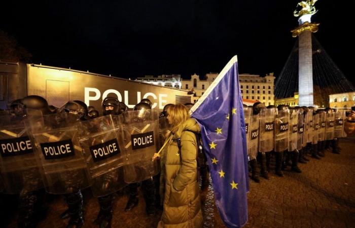 Georgia: la policía intenta dispersar a miles de manifestantes pro-UE