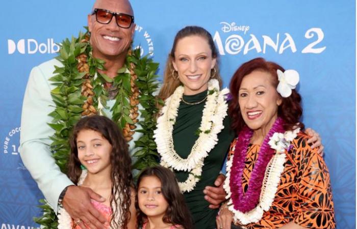 Dwayne Johnson y su madre bailan para el estreno de “Moana 2”