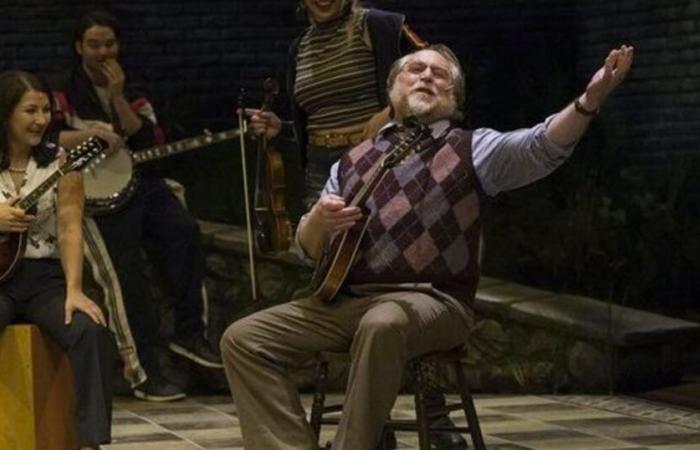 Julien Arnold, actor de teatro, pierde la vida en el escenario al desplomarse durante una obra navideña