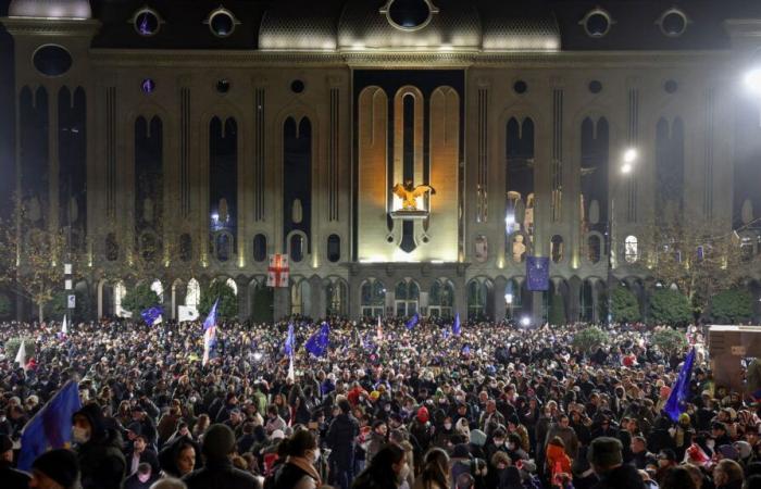 Miles de manifestantes pro UE se reúnen de nuevo en Tbilisi