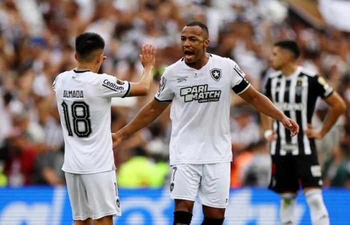 Con 10 jugadores, Botafogo vence a Atlético Mineiro en la final de la Copa Libertadores en el estadio Monumental