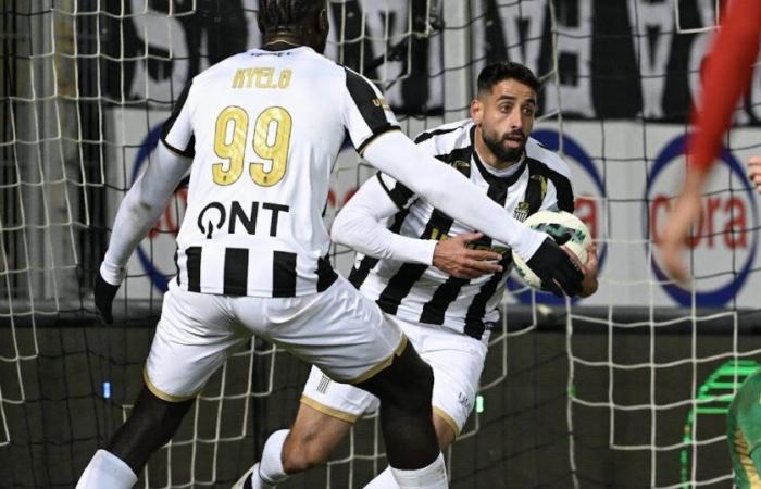 Charleroi le arrebata un punto al Standard en el último segundo en un triste choque valón